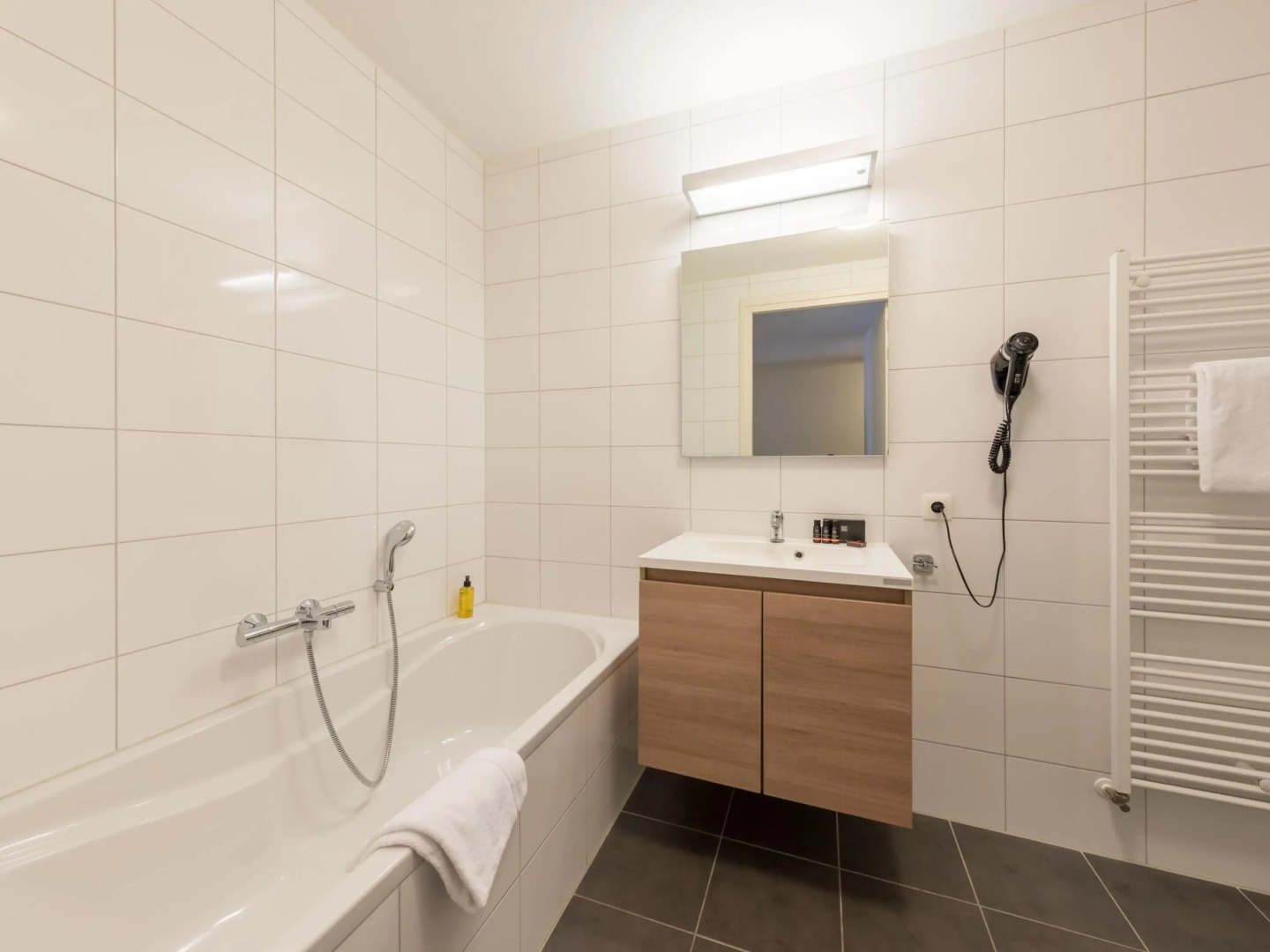 Luxury apartment with AC and washing machine, in a residence 200 m from the sea