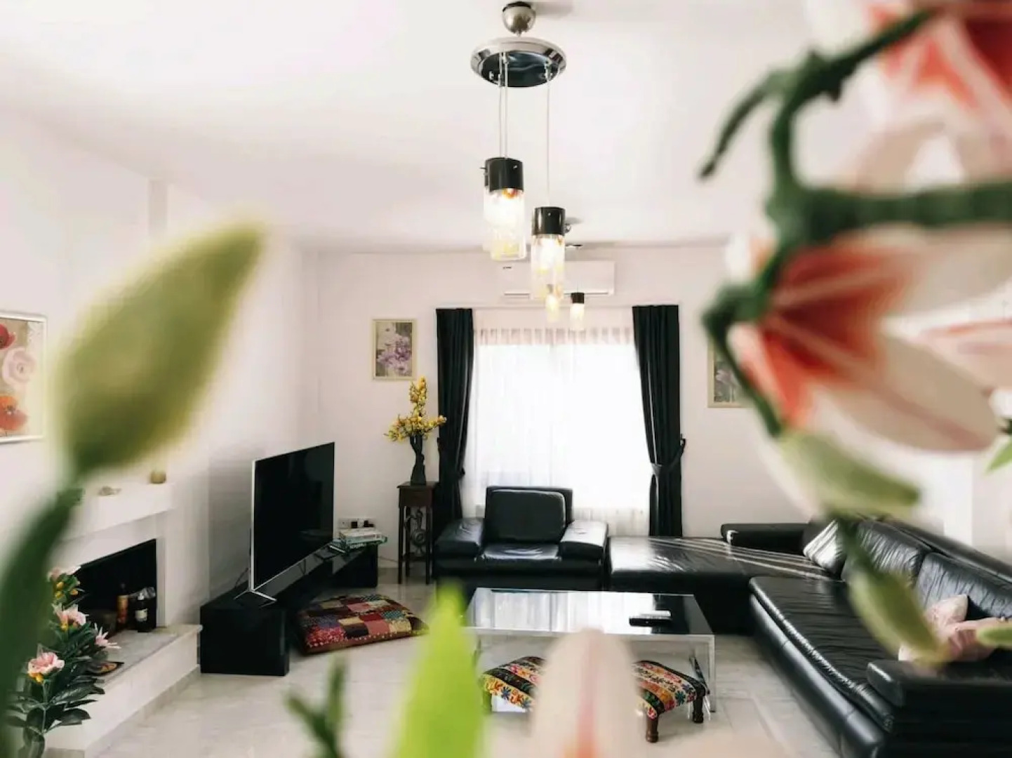 Villa for 9 Guests, Pool, Parking, Walk to Beach