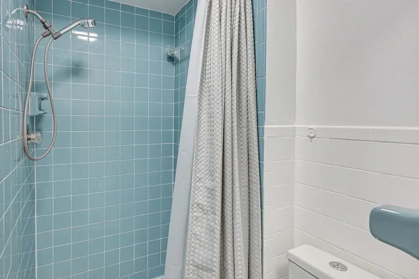 Sunset Views & Hot Tub: Lakefront Holiday Retreat!