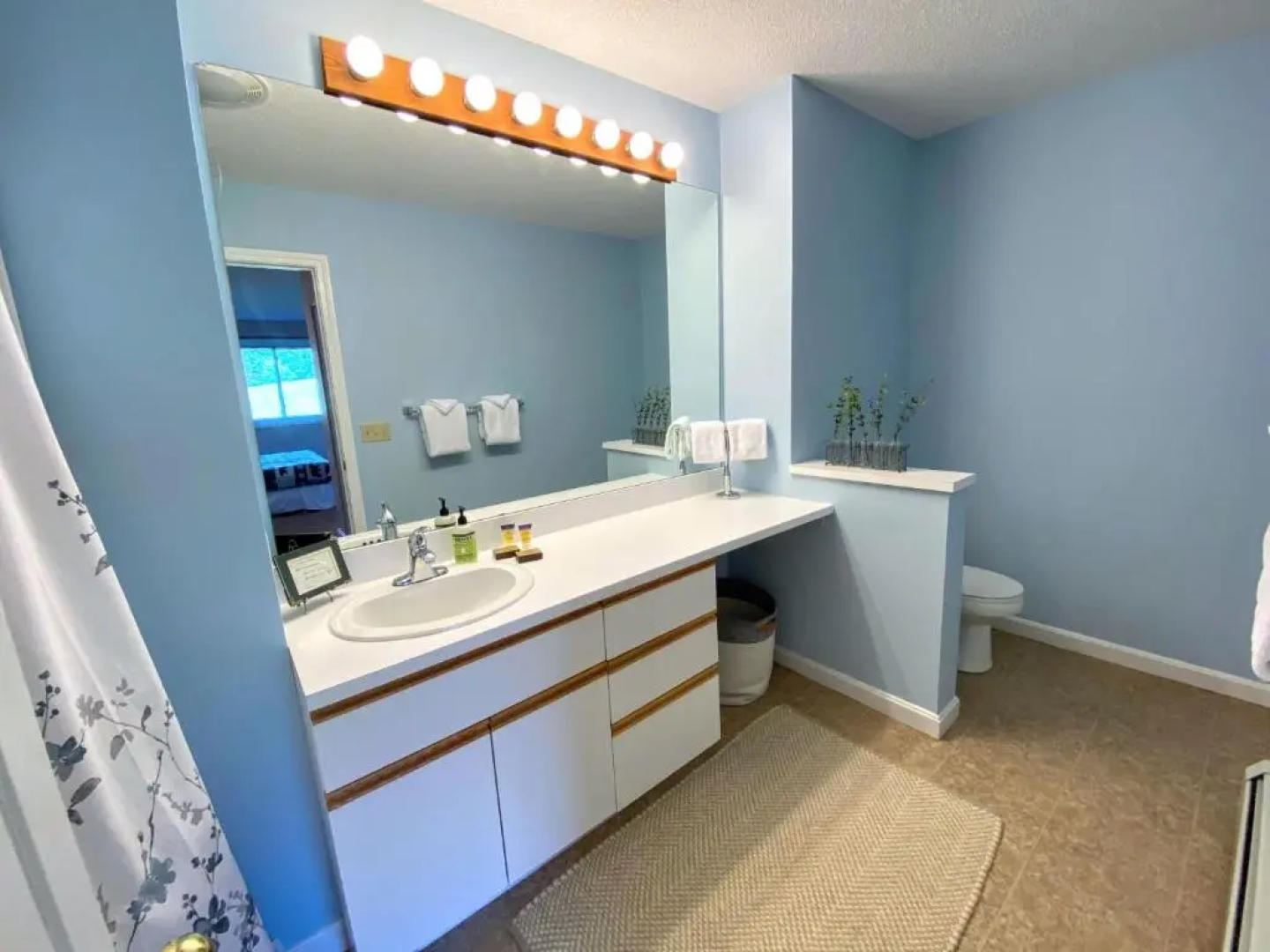F4 Warm Fairway Village Townhome mountain views and large lawn So much to do