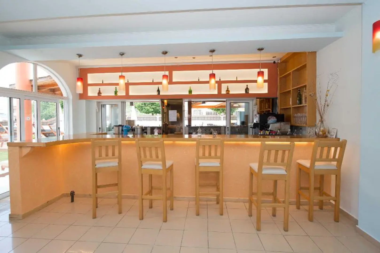 Silver Beach Hotel And Annexe Apartments