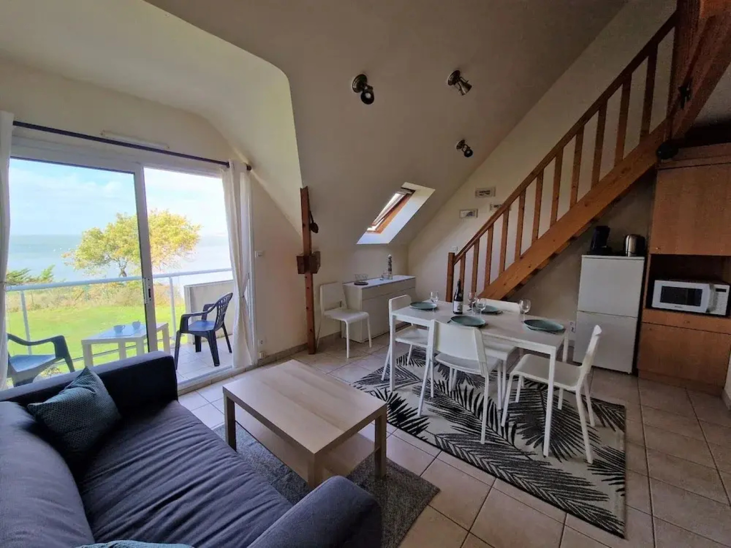 Lovely Apartment in a Prime Location With Direct Access to the Beach, Mesquer
