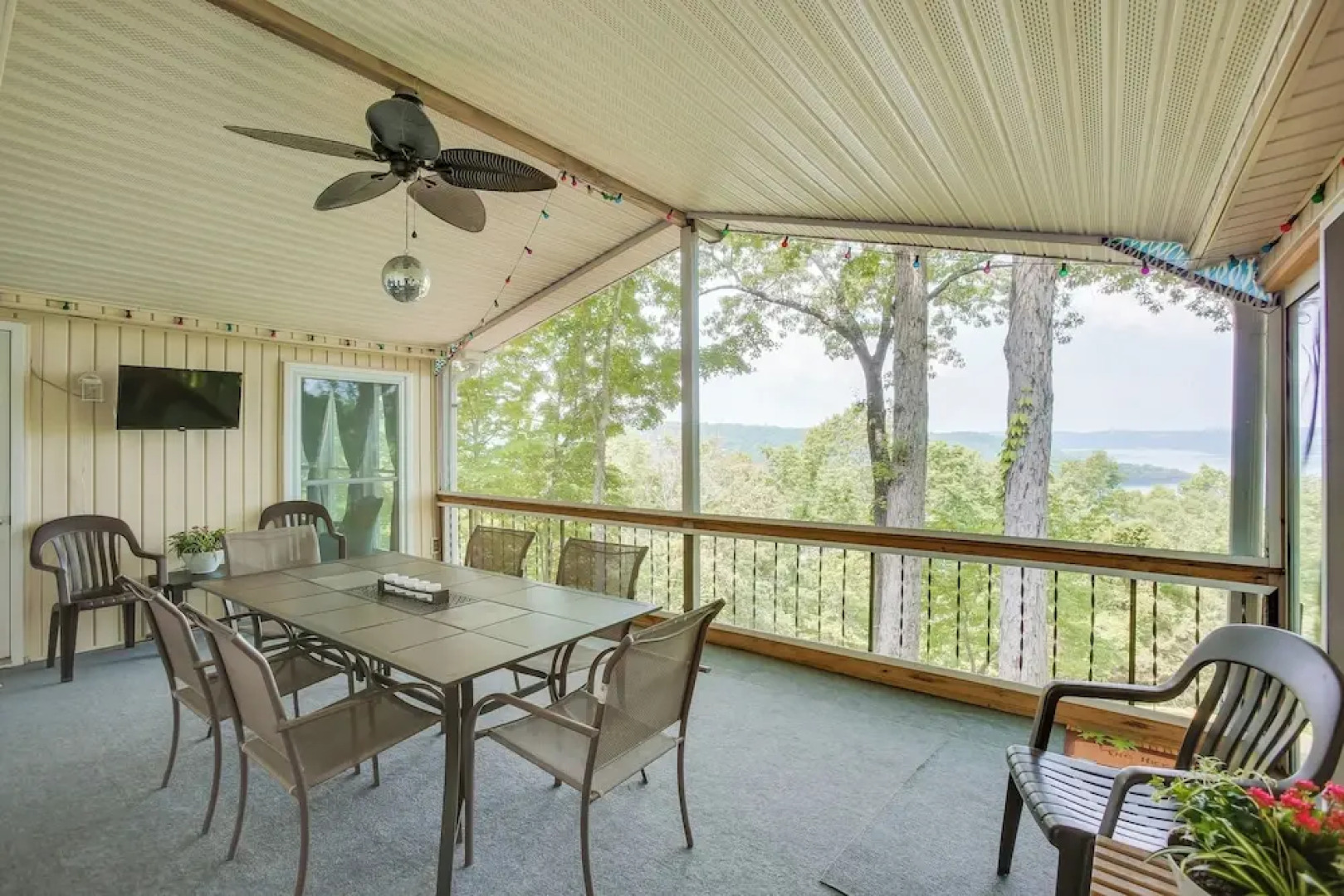 Bright Byrdstown Home w/ Views of Dale Hollow Lake