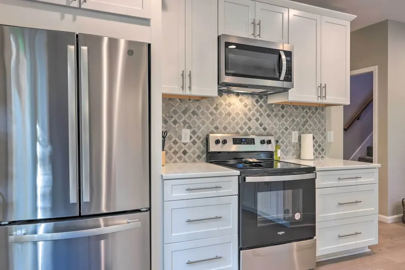 Chic Lake Sinclair Retreat With Dock & Hot Tub!