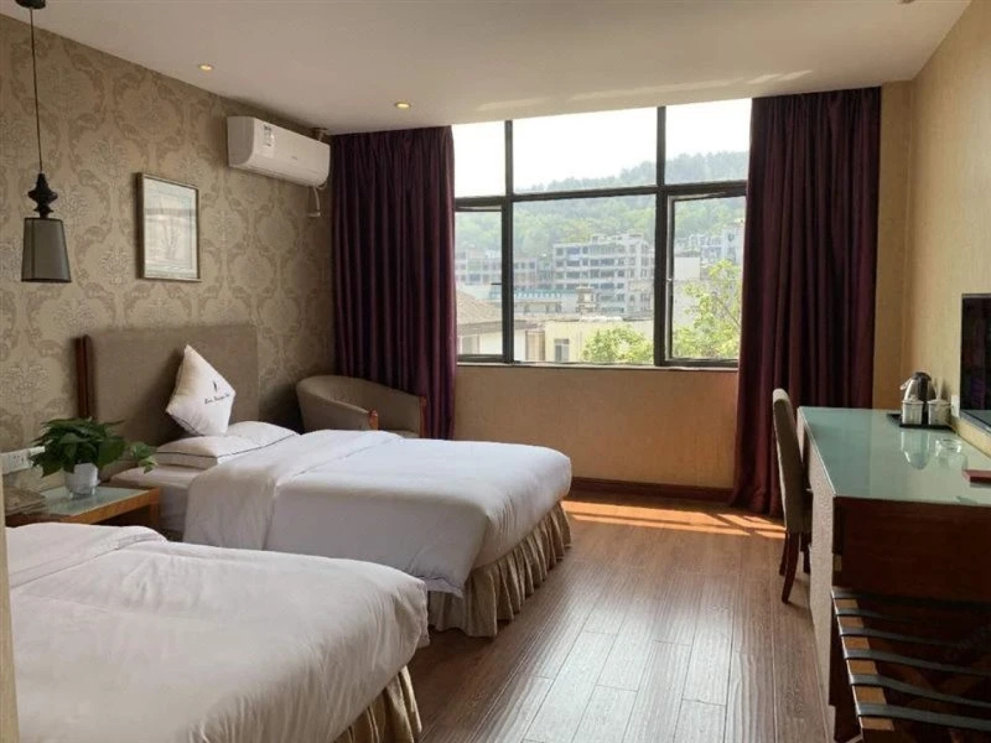 逸居酒店(遵义会址沃尔玛店)