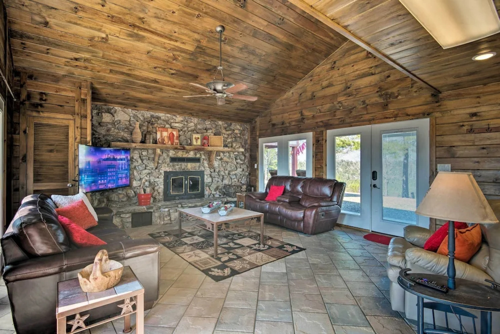Broken Bow Mountaintop Home w/ Hot Tub!