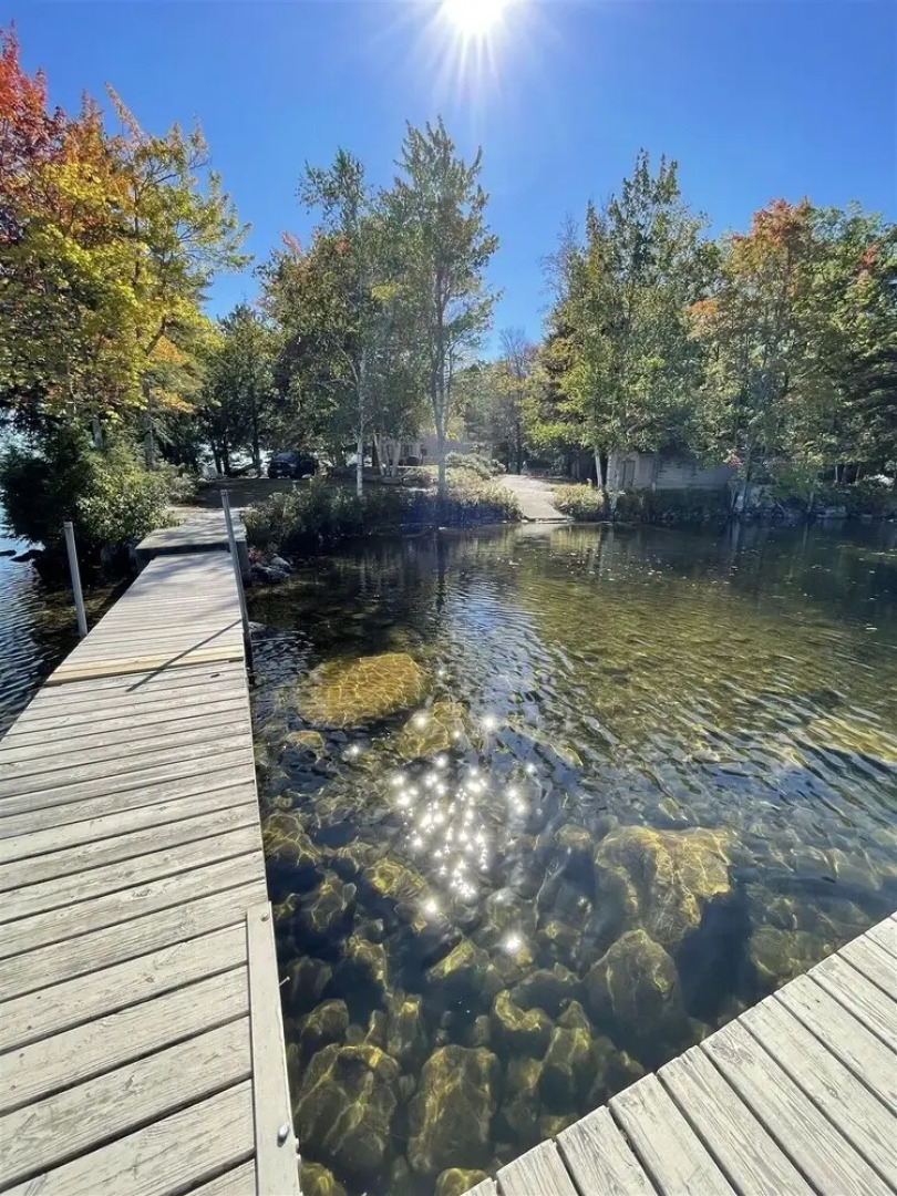 Martin Place Limit 6 2 Bedroom Cabin by RedAwning
