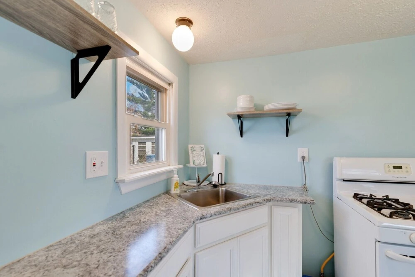 Niagara Rd Cottage In Perfect Location To Visit Lake Erie Or Cleveland 1 Bedroom Home by Redawning