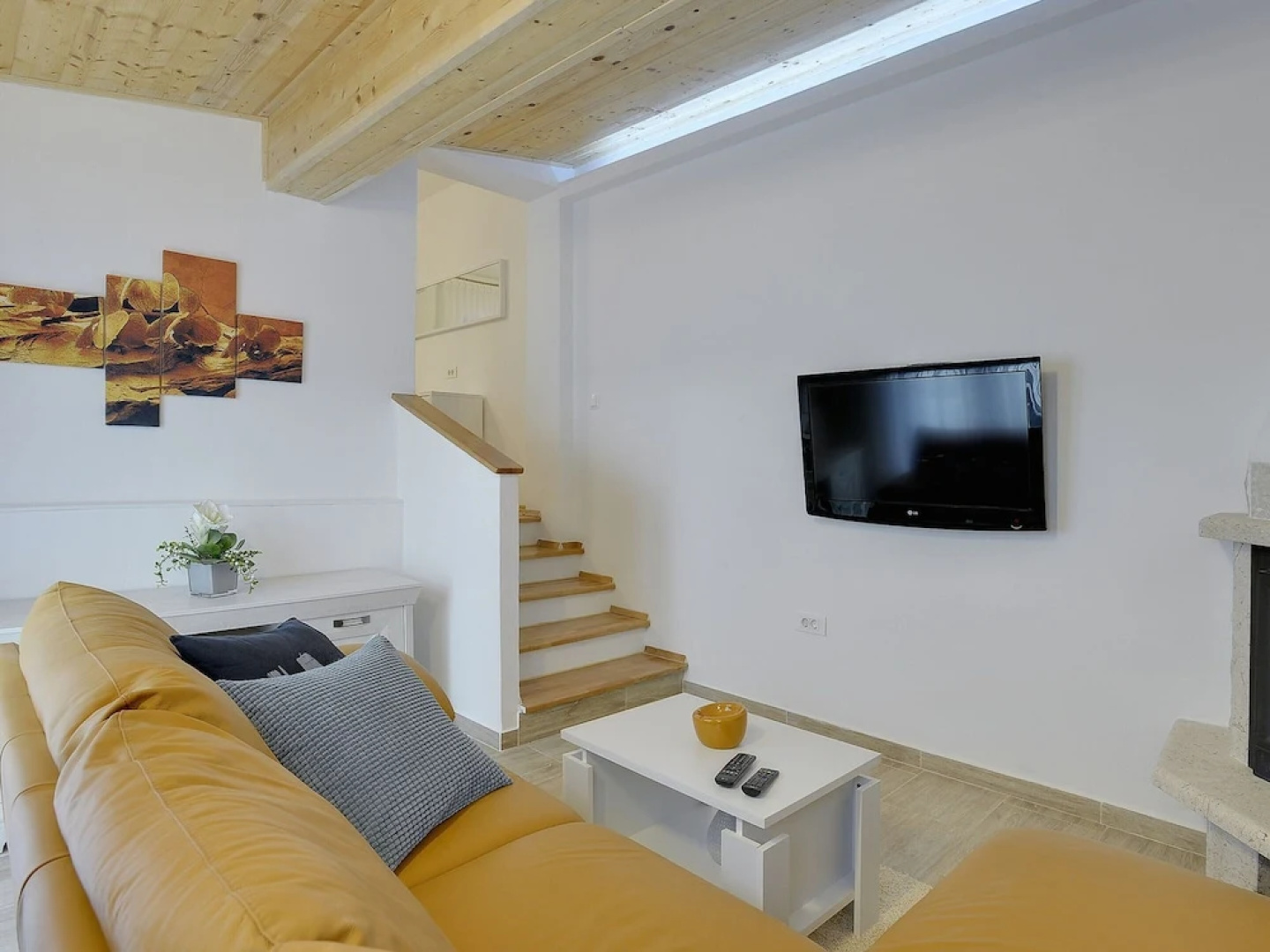 Detached House With Private Pool Near the Coast