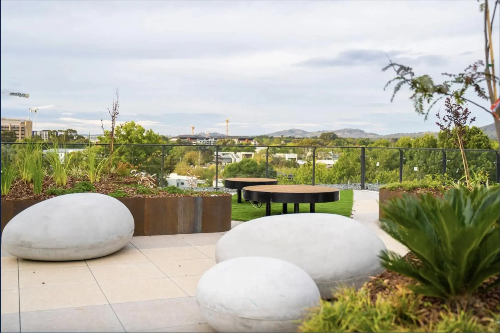 The Hamptons - Lux 2 Bed 2 Bath, Pool - Central Location