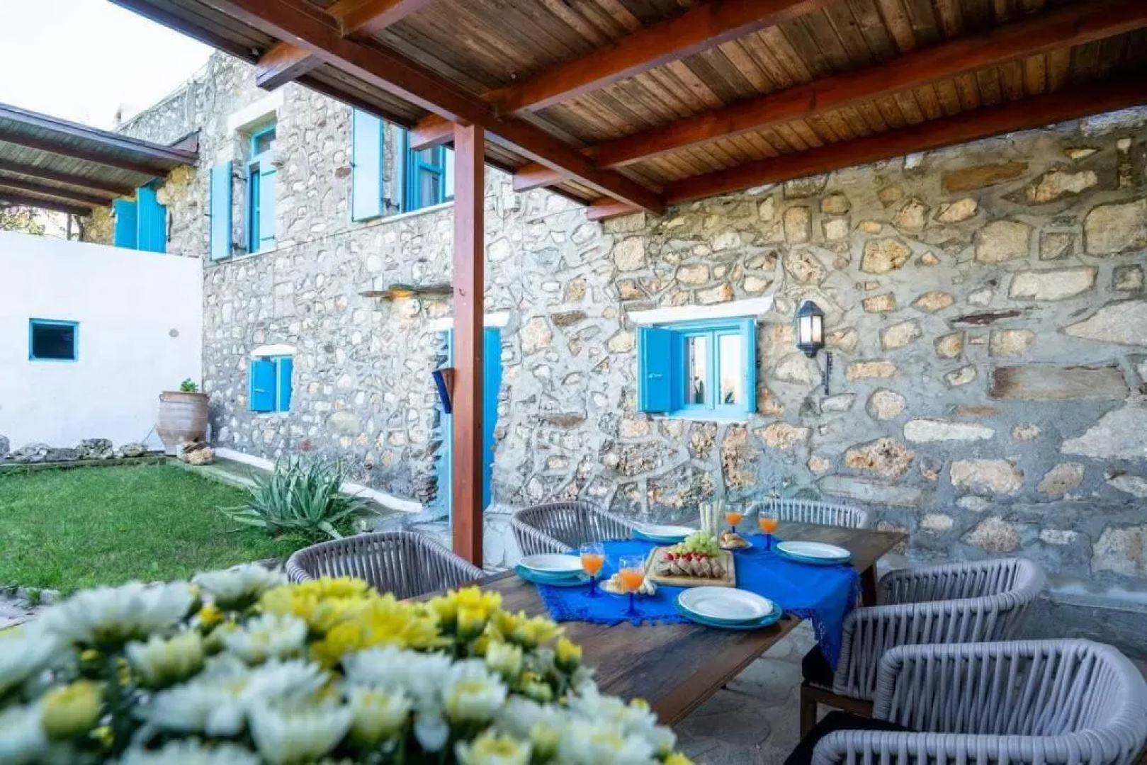 A 3bedroom country house, with pool close to beach