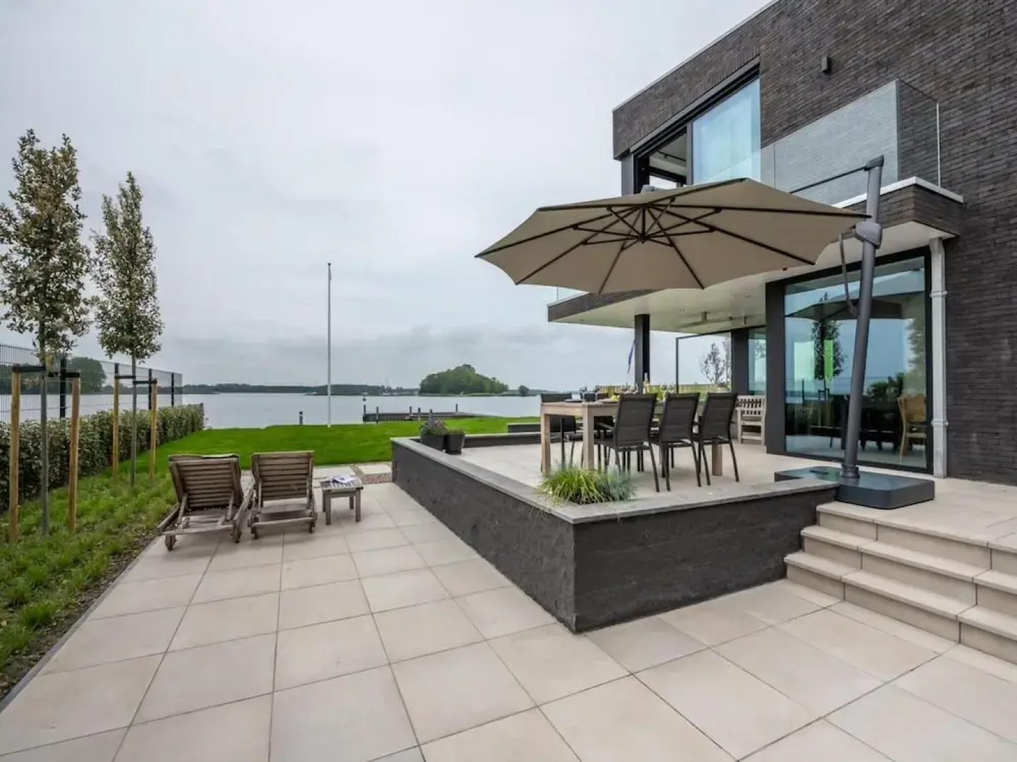 Attractive Villa With Jetty