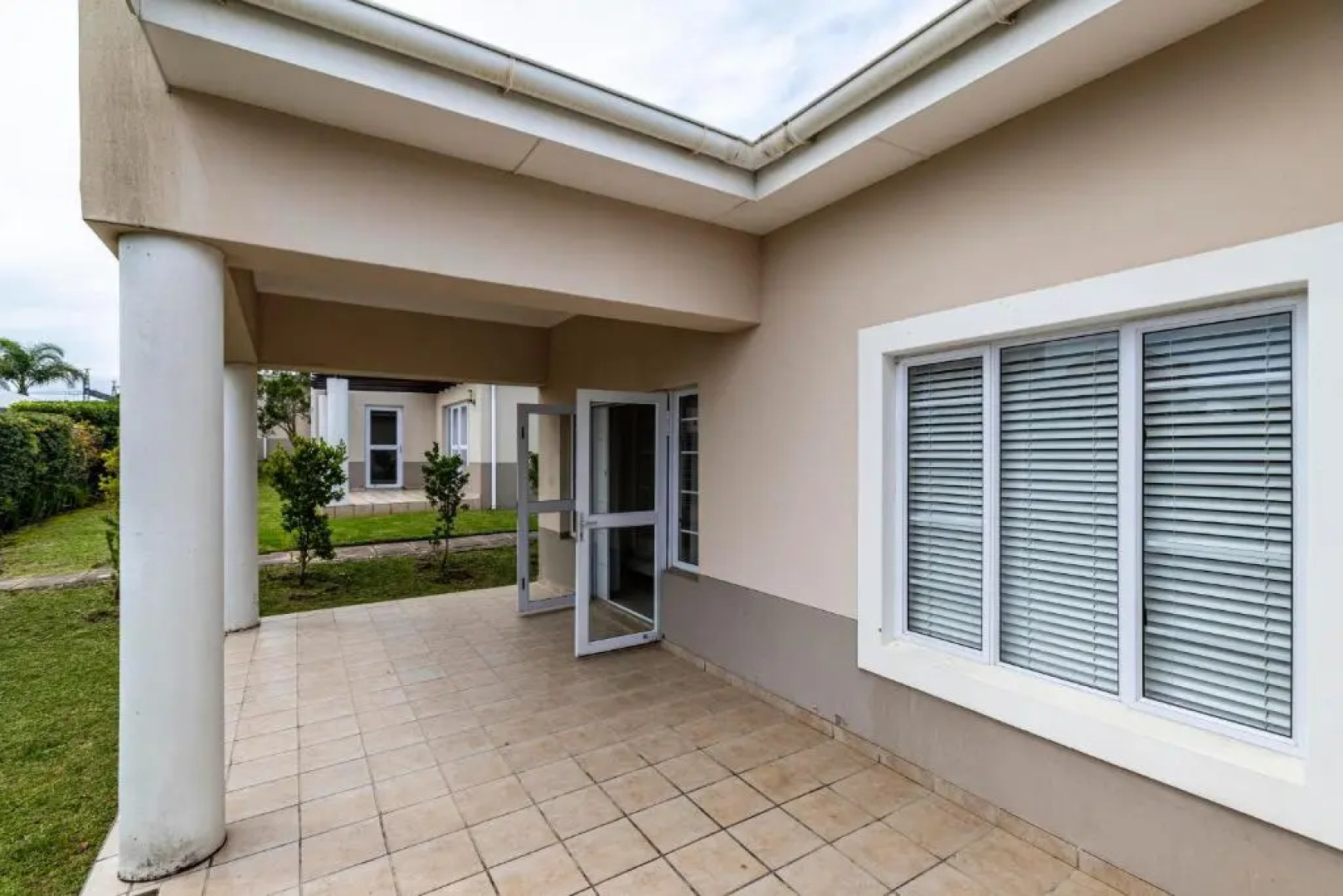 Modern Executive Unit