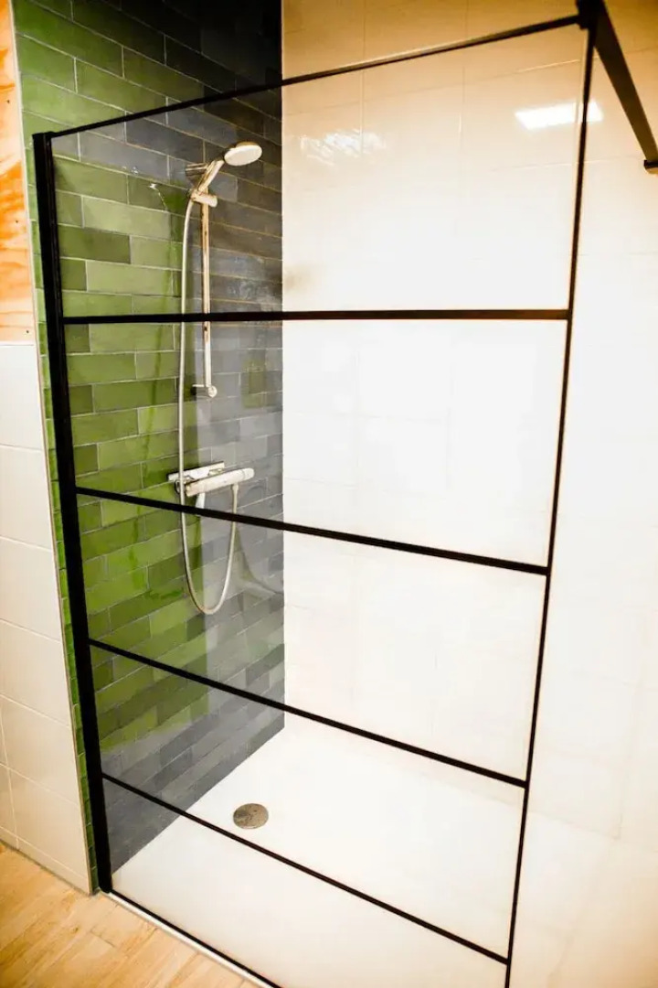 Swarm - 3 Waterlodges Naast Elkaar in Friesland