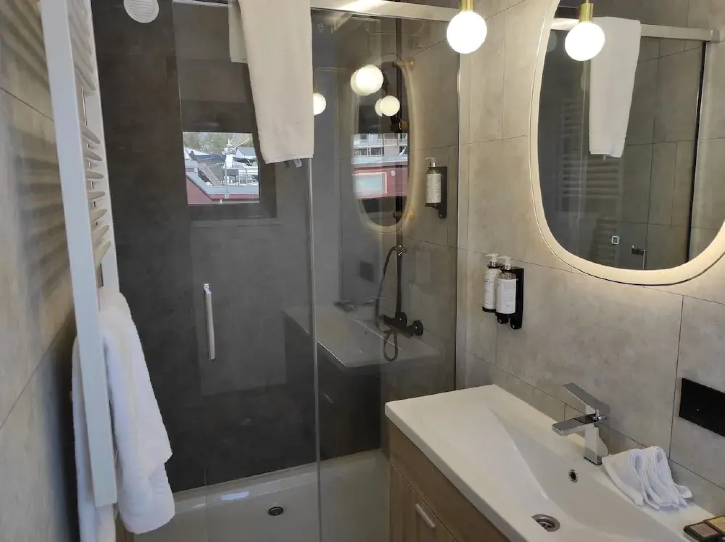 Un Moment Suspendu Pour Couple : Houseboat « Trampoline sur Leau »