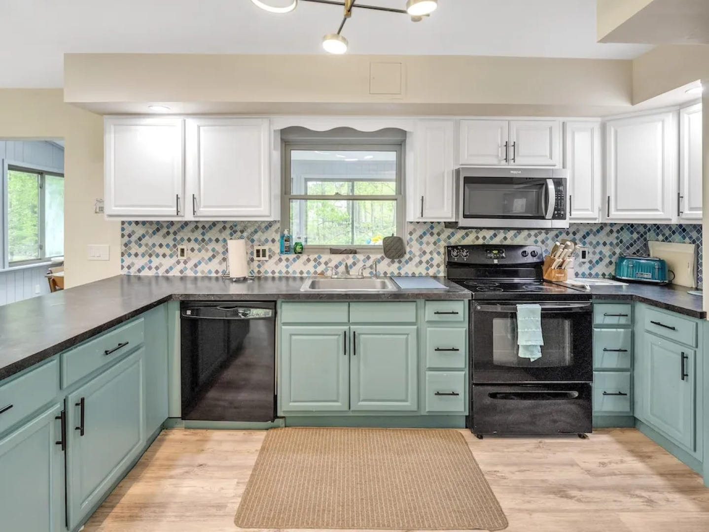 Pocono Escape - Cozy 5br - Sauna-billiard 5 Bedroom Home by RedAwning