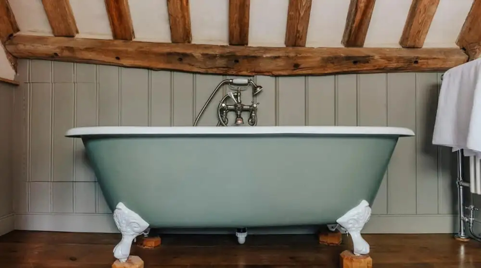 Lavish Tudor Hall Gardens - Sleeps 14