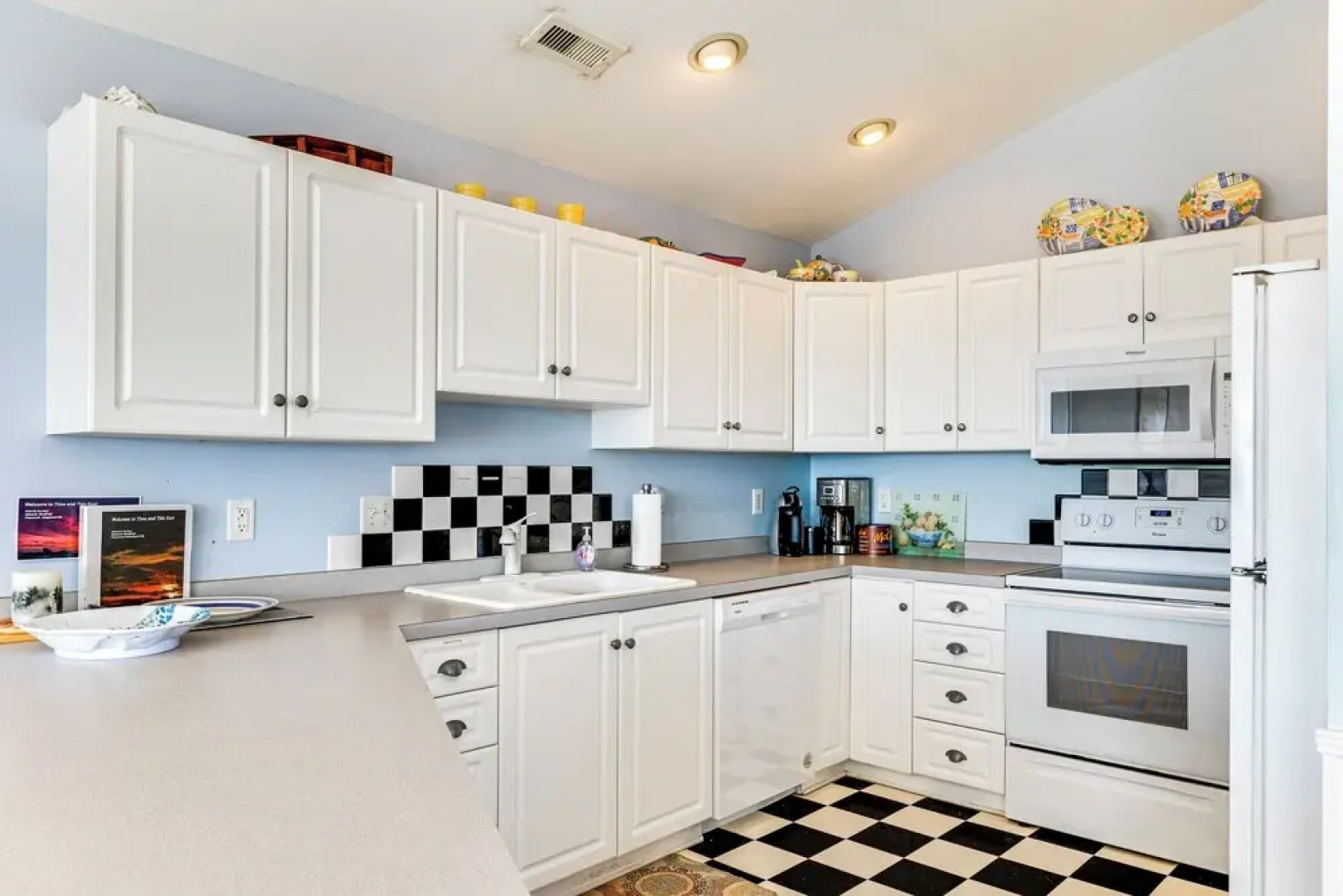 Steps to Beach: Emerald Isle Home w/ Deck!