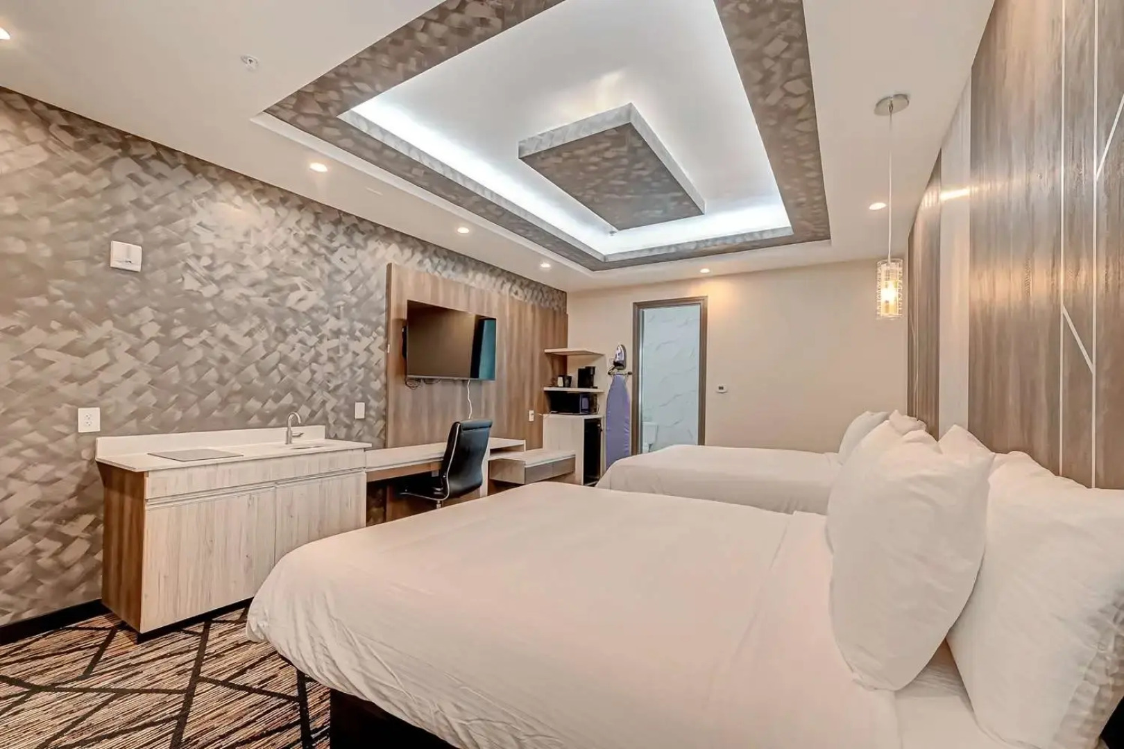 Comfeeni Inn and Suites