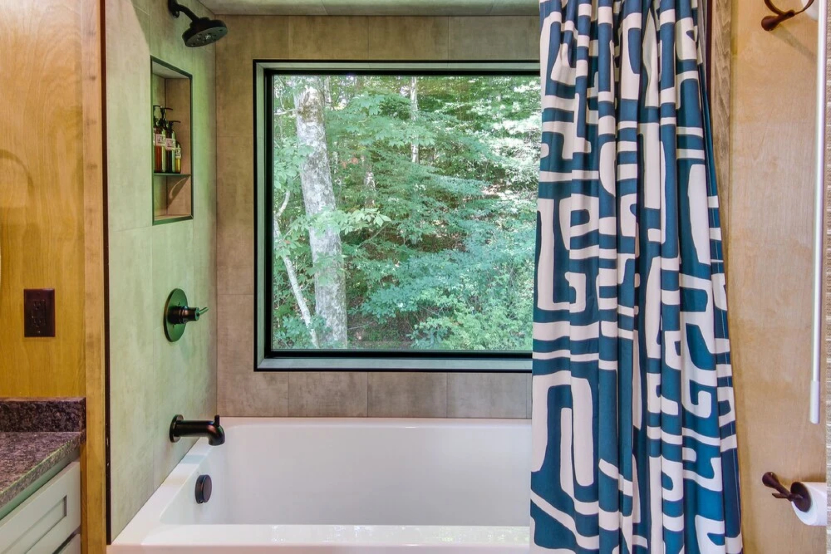 Upscale + Modern Tiny Cabin on Cane River!