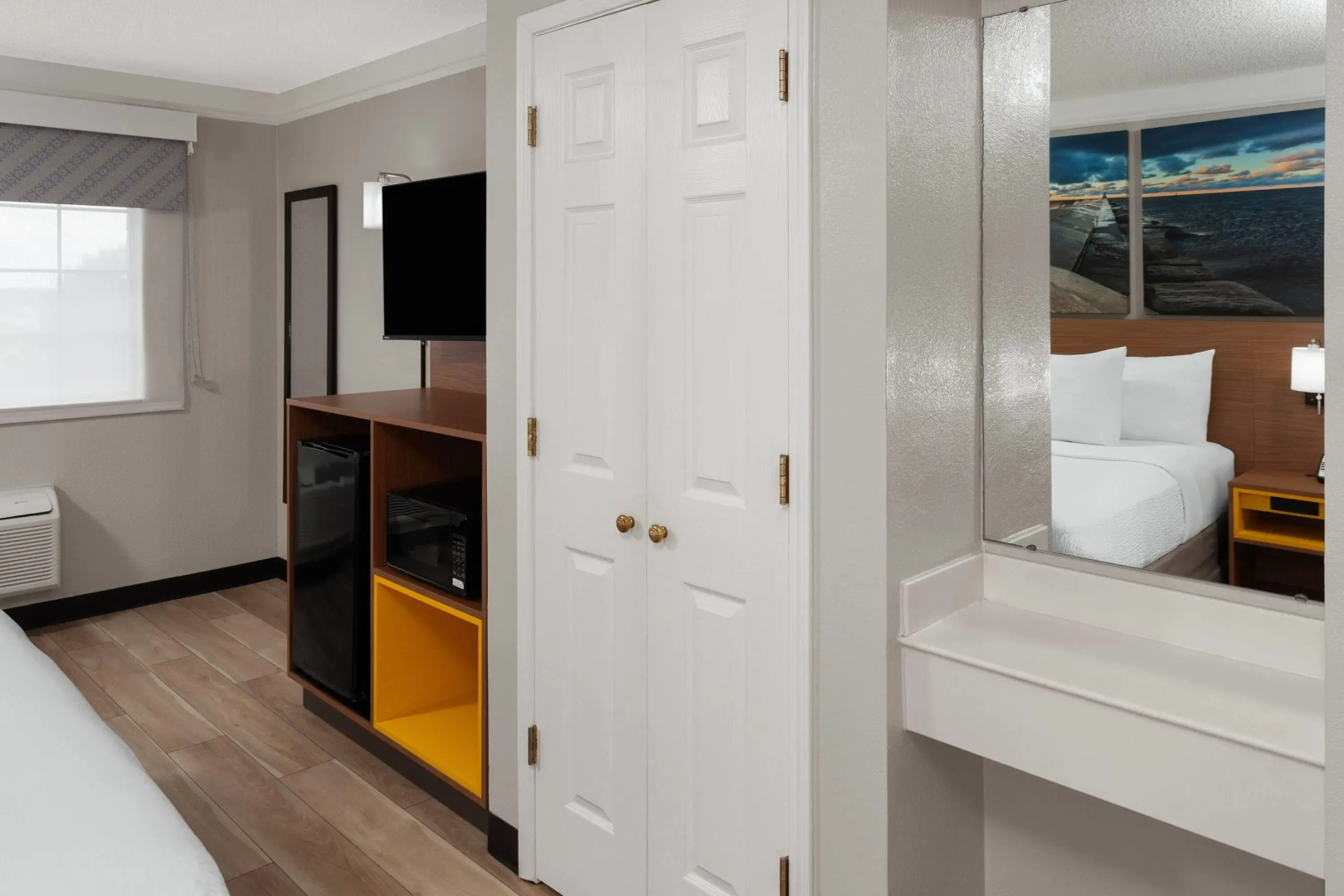 Days Inn & Suites by Wyndham Arlington Heights