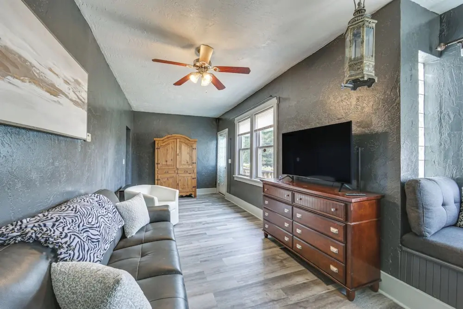 Updated New Kensington Home w/ Deck: 22 Mi to Pgh!