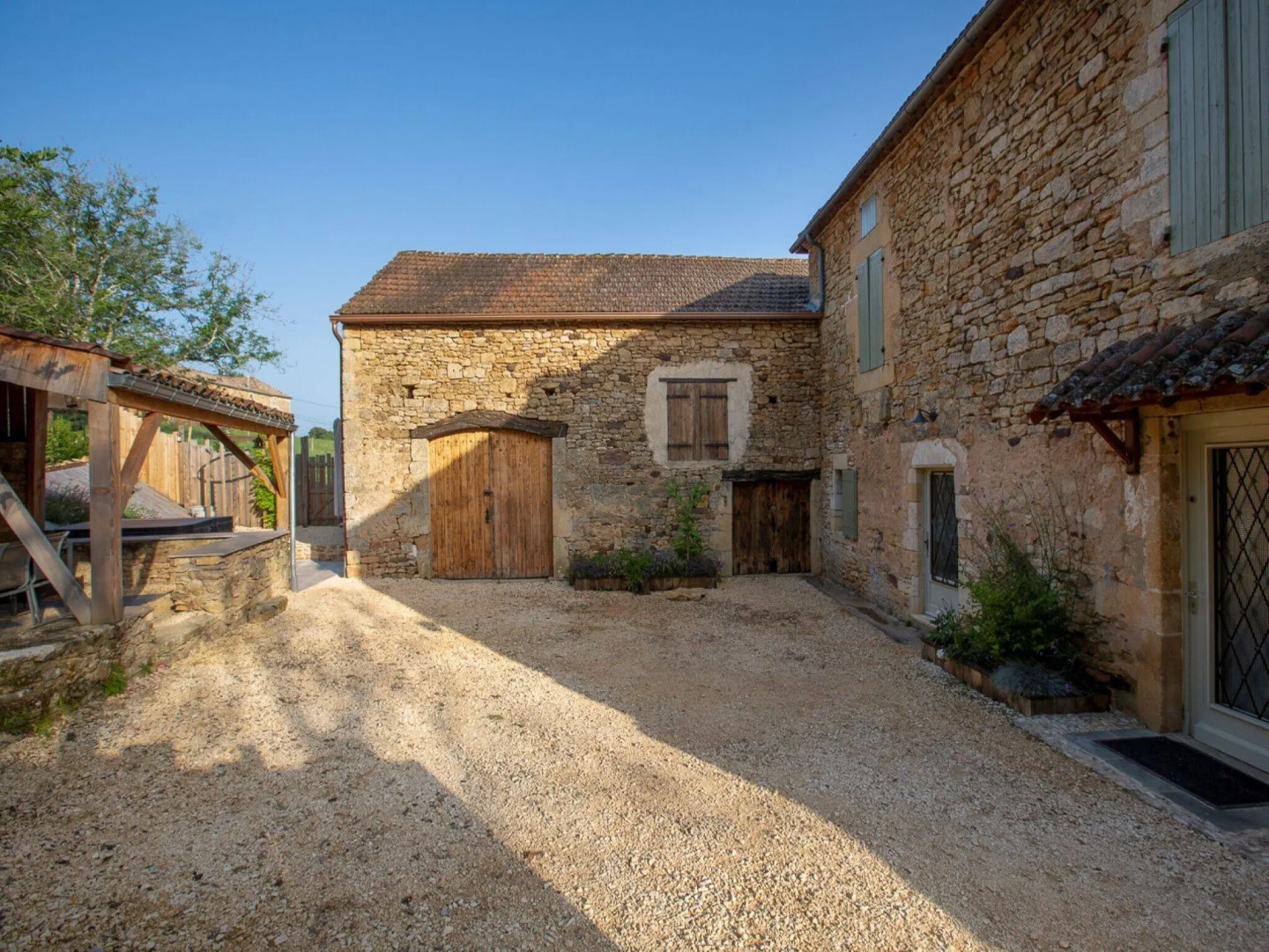 Rustic Holiday Home in Loubejac with Jacuzzi