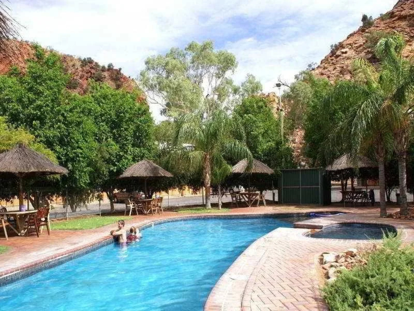 Heavitree Gap Outback Lodge