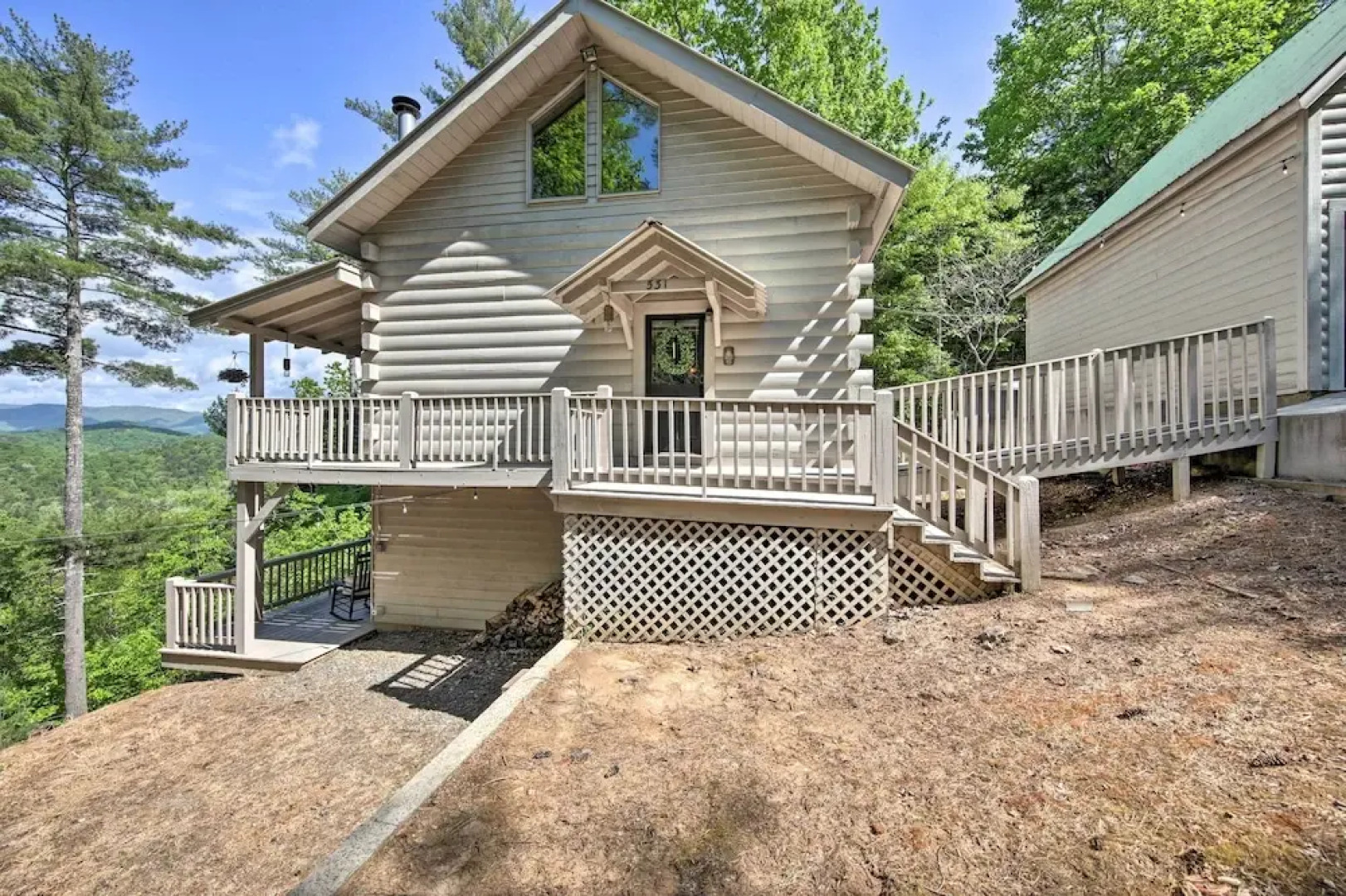 Treetop Hideout w/ Long-range Mountain Views!