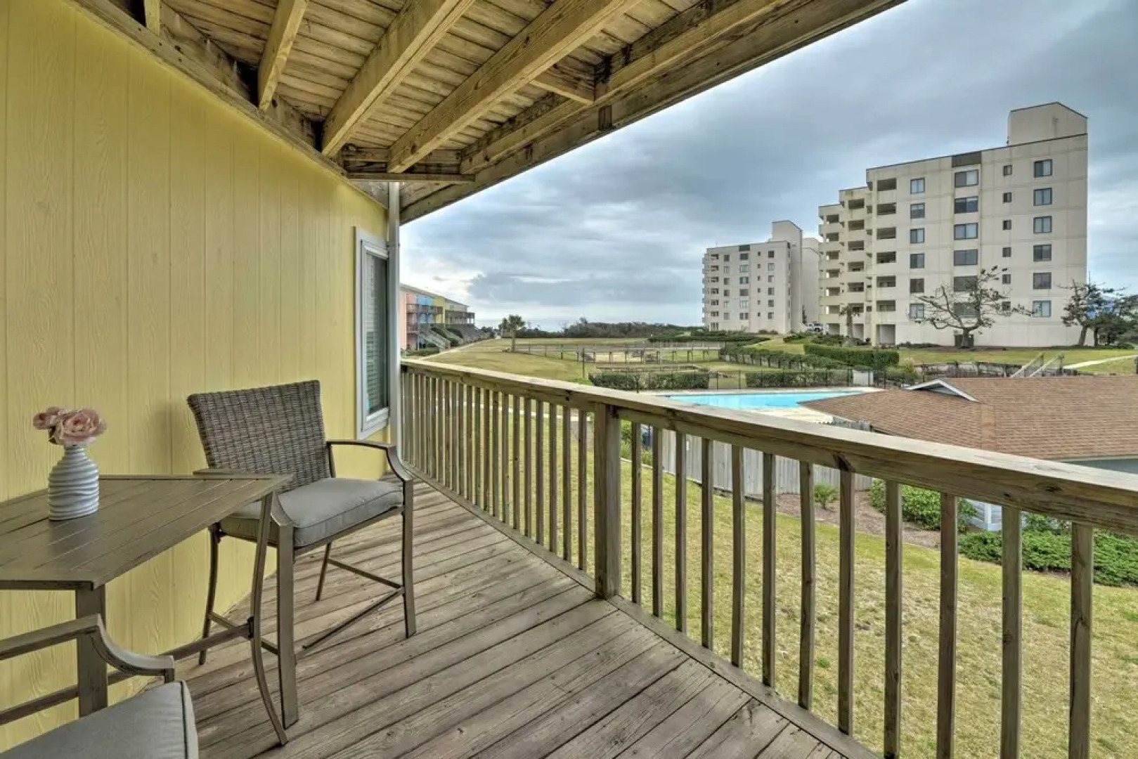 Bright Emerald Isle Condo w/ Private Beach Access!