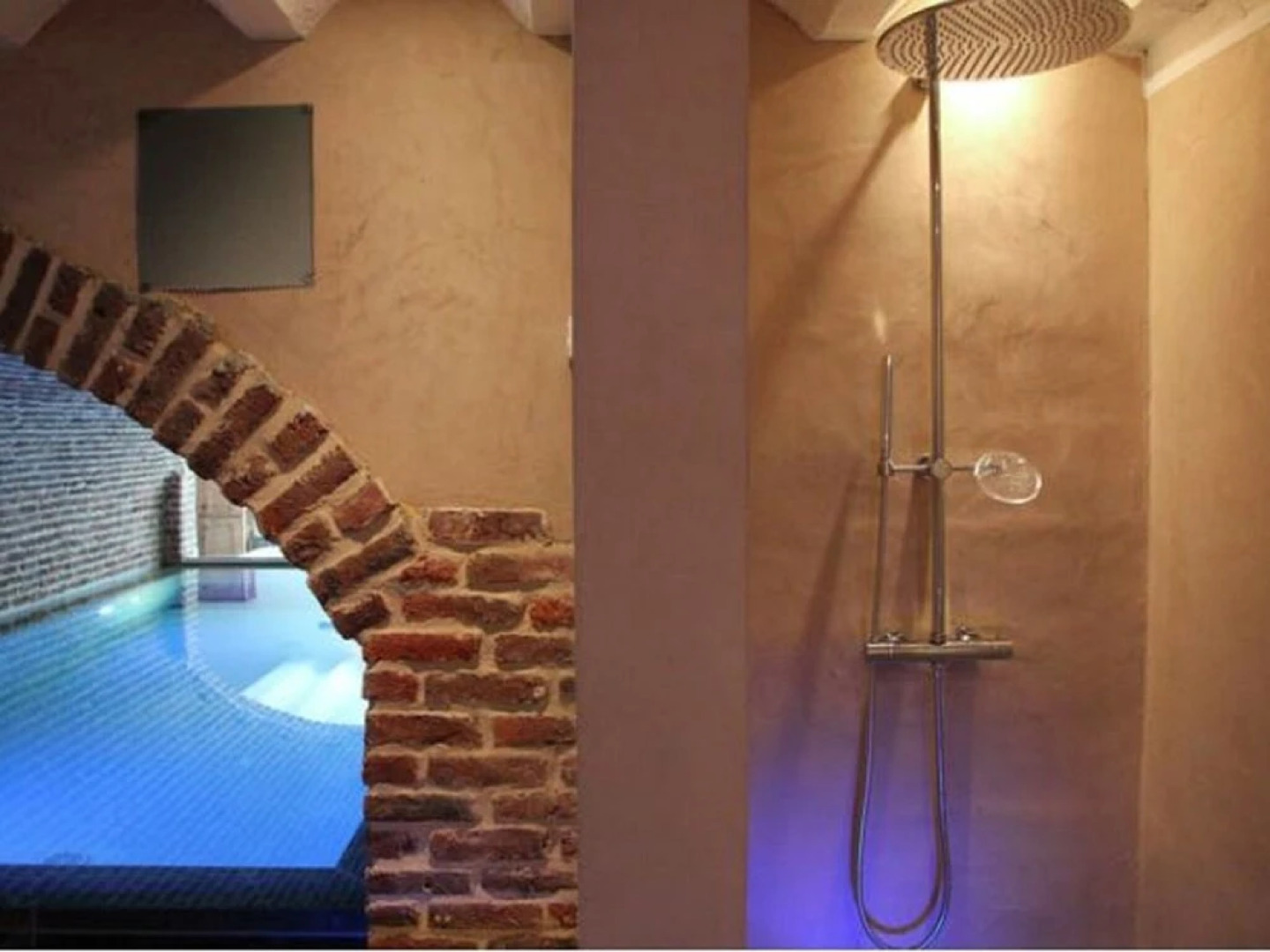 Attractive Holiday Home with Pool, Hot Tub, Fireplace near Spa