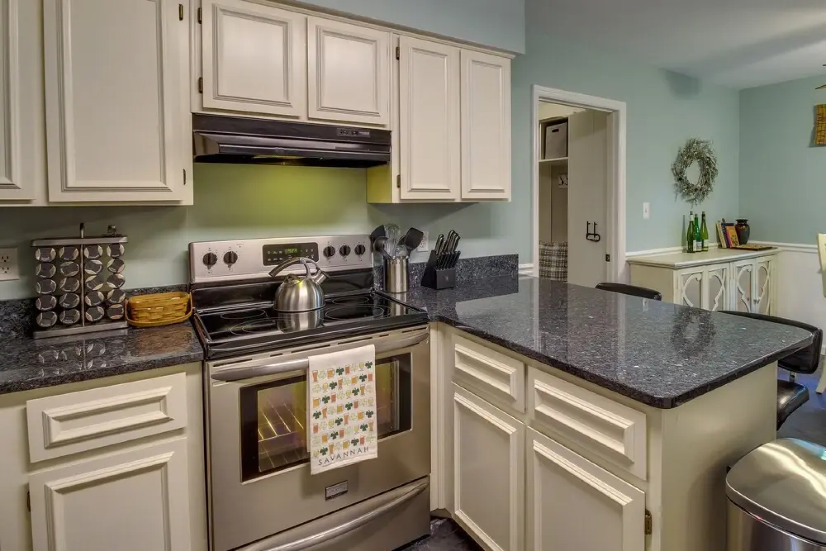 Sunny Savannah Home w/ Hot Tub ~ 10 Mi to Downtown