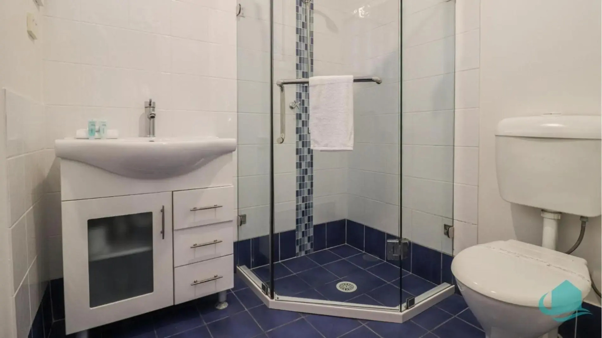 Splendour Hideaway - Luxury pool at Caves Beach