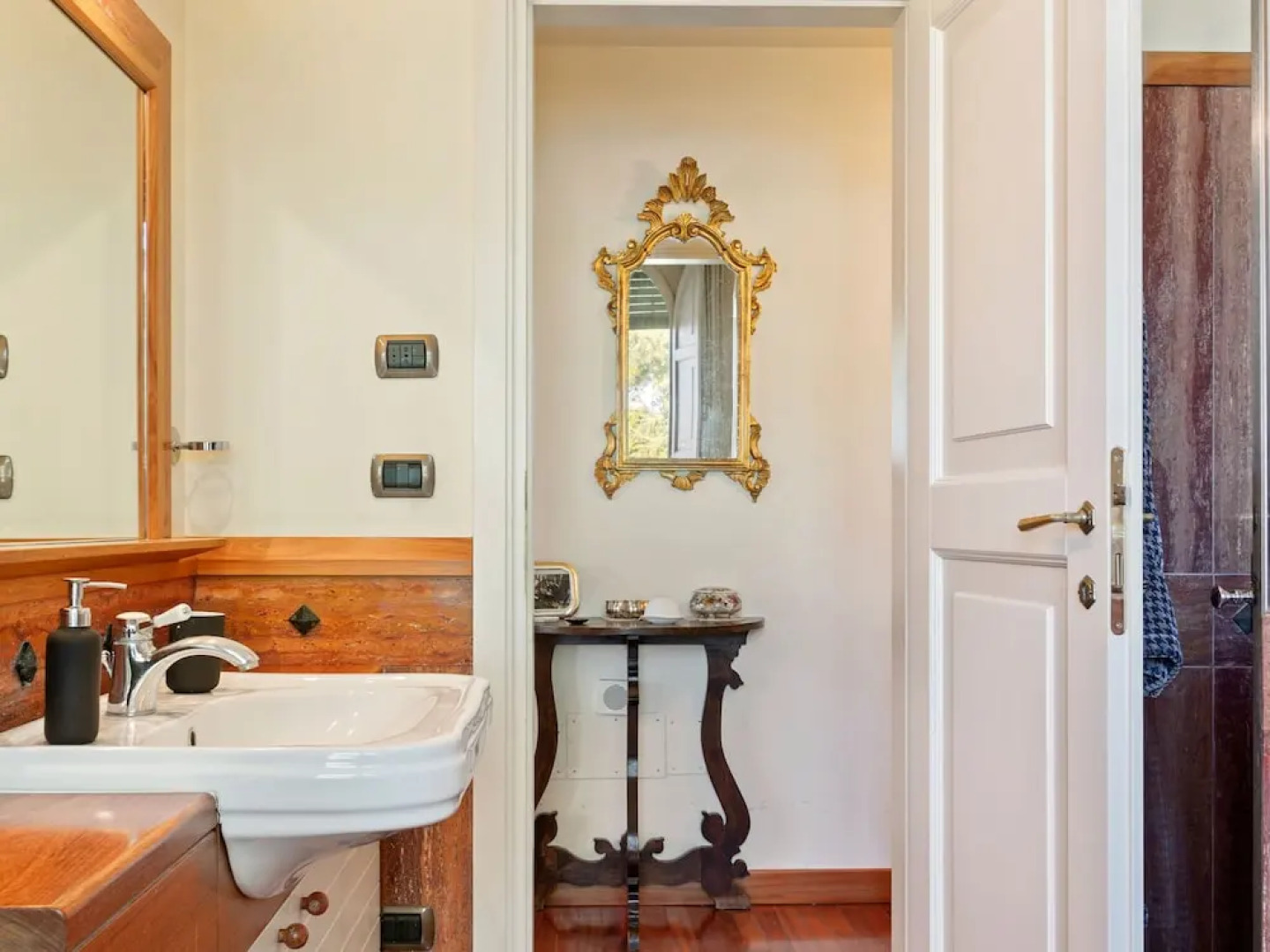 Plush Holiday Home in Macerata with Jacuzzi