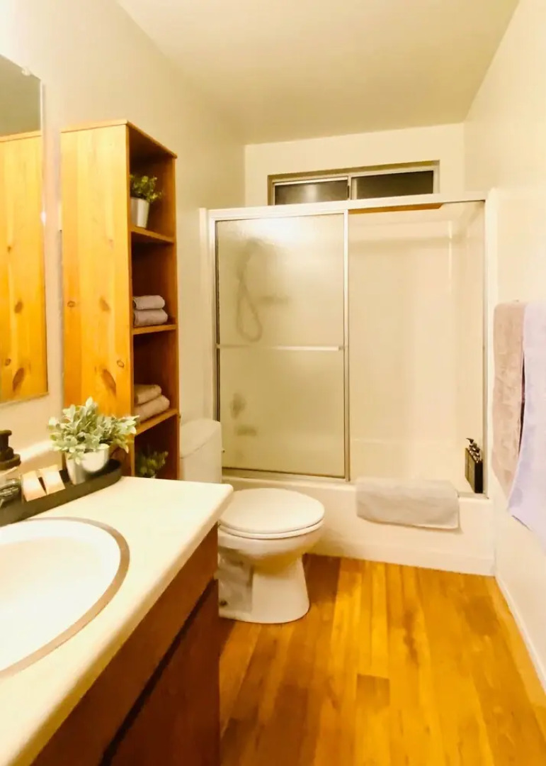 Lilac Cabin Family-friendly Highspeed Wi-fi 3 Bedroom Home by RedAwning