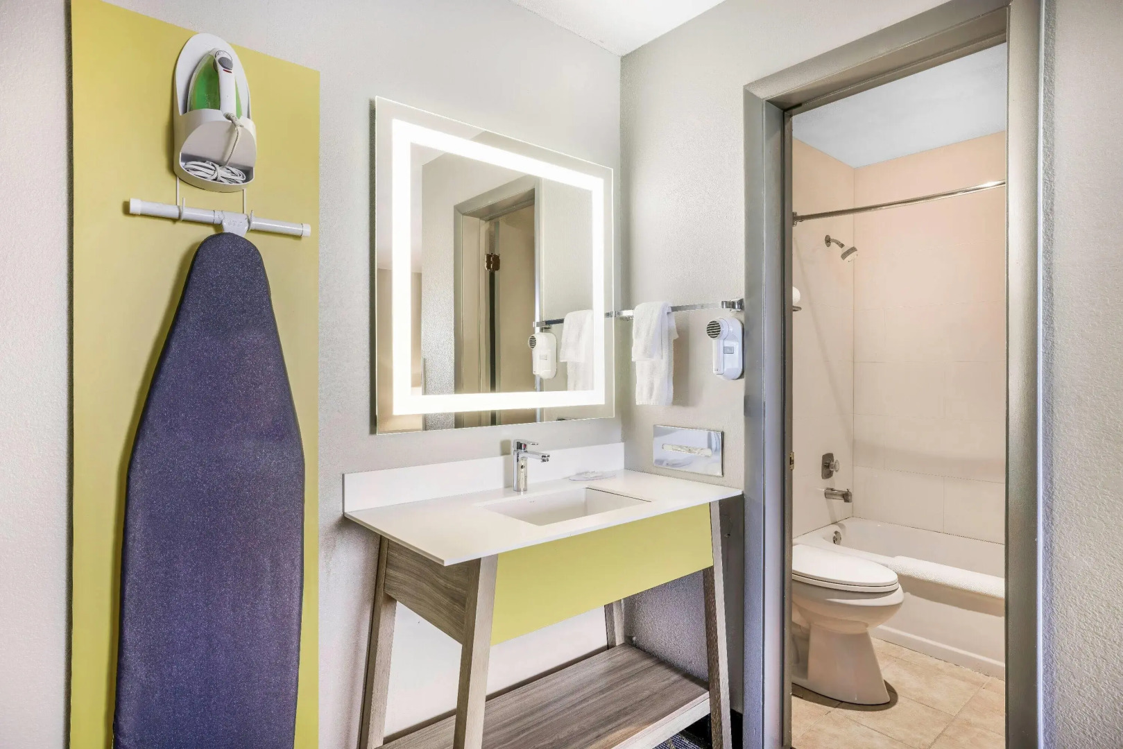 Days Inn by Wyndham Cortez