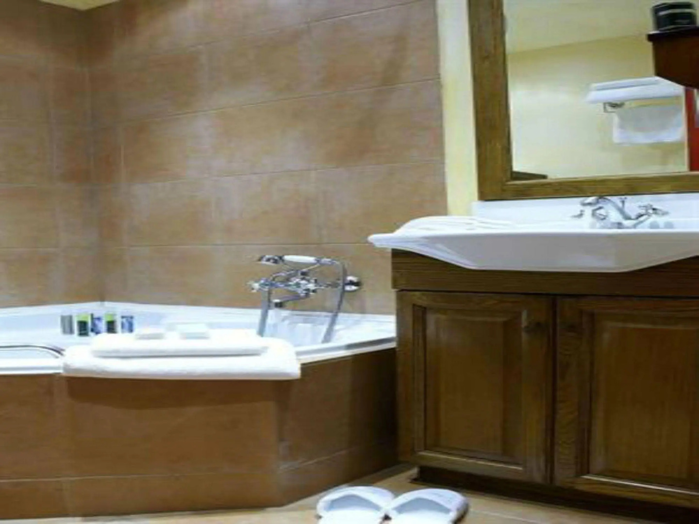 Country Club Hotel & Suites