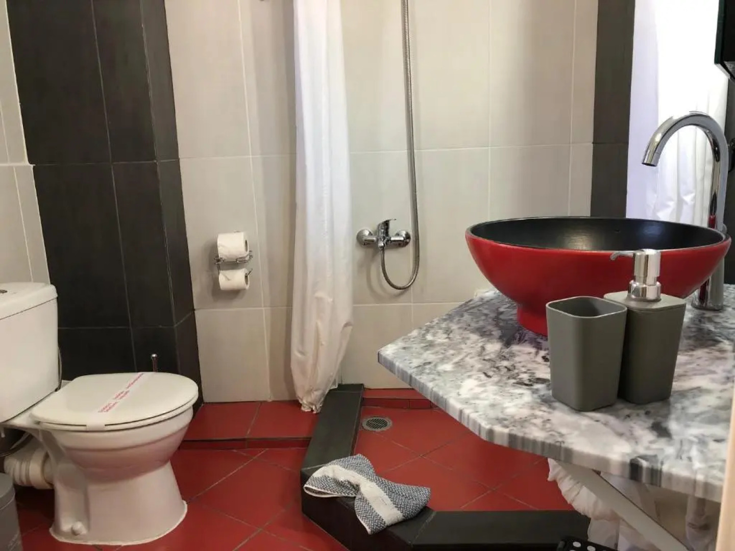 Gallery House in Drama