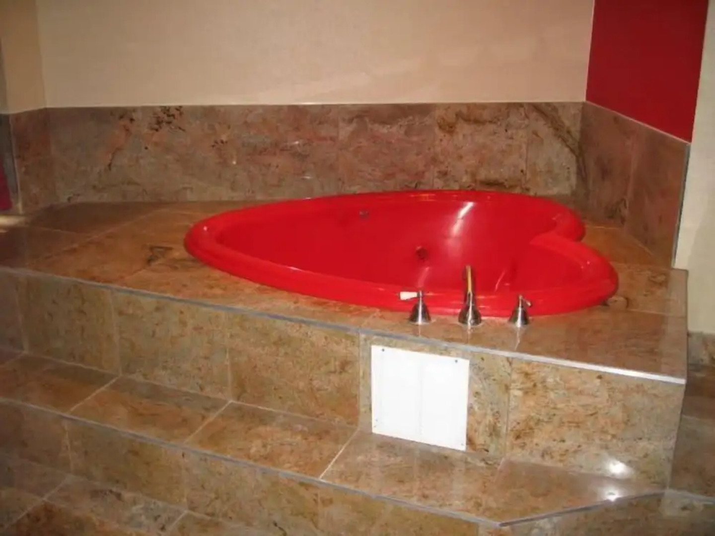 Townhouse Inn & Suites