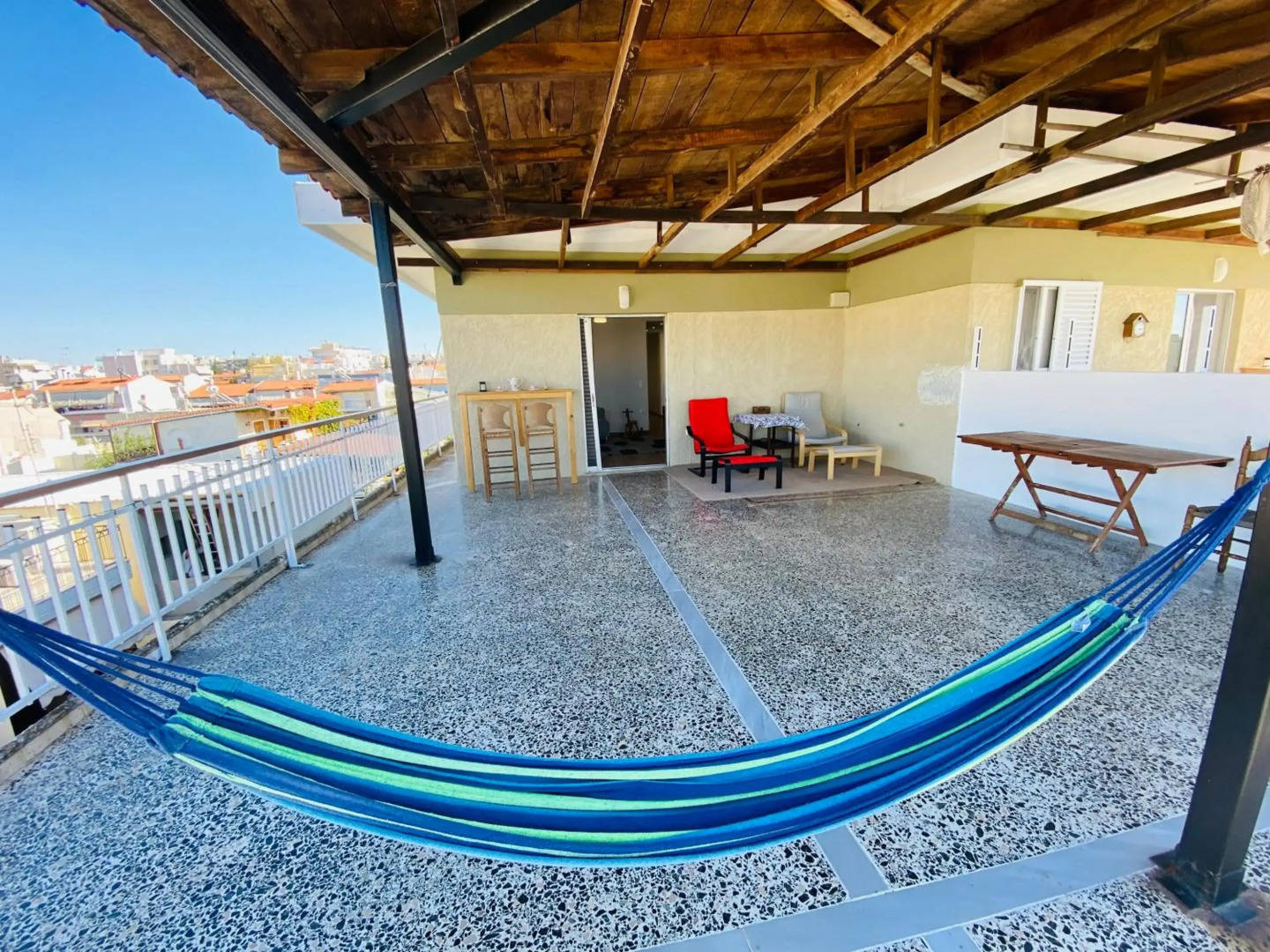 地铁站旁,免费停车位,距机场15分钟车程,独享80平米露台和美景,星空帐篷,舒适淋浴,宽敞3间房3张双人床公寓