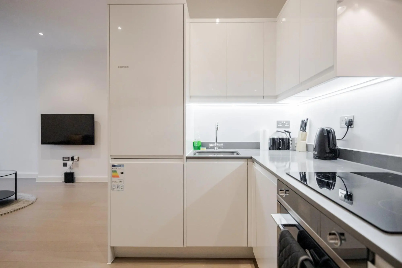 Spacious 1 Bed Luxury St Albans Apartment - Free WiFi & Movies also Free Parking.