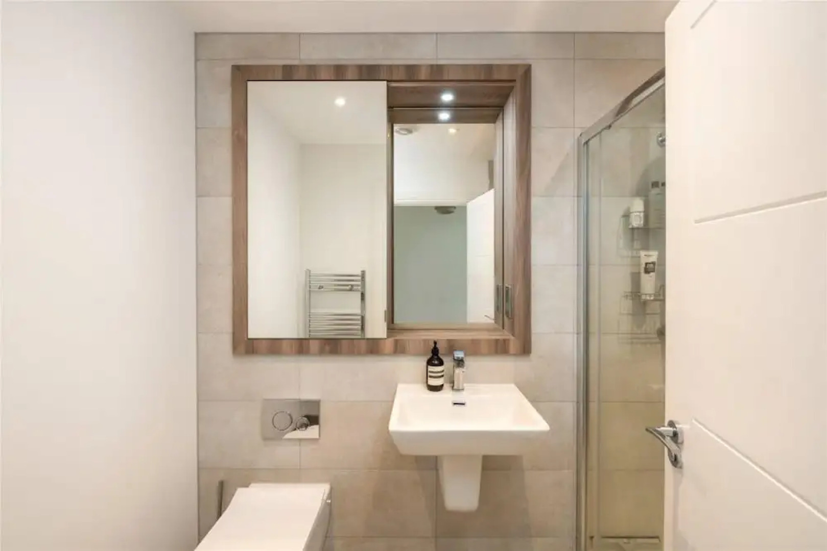 2 Bed 2 Bath Apt Close to Reigate Station - 2230