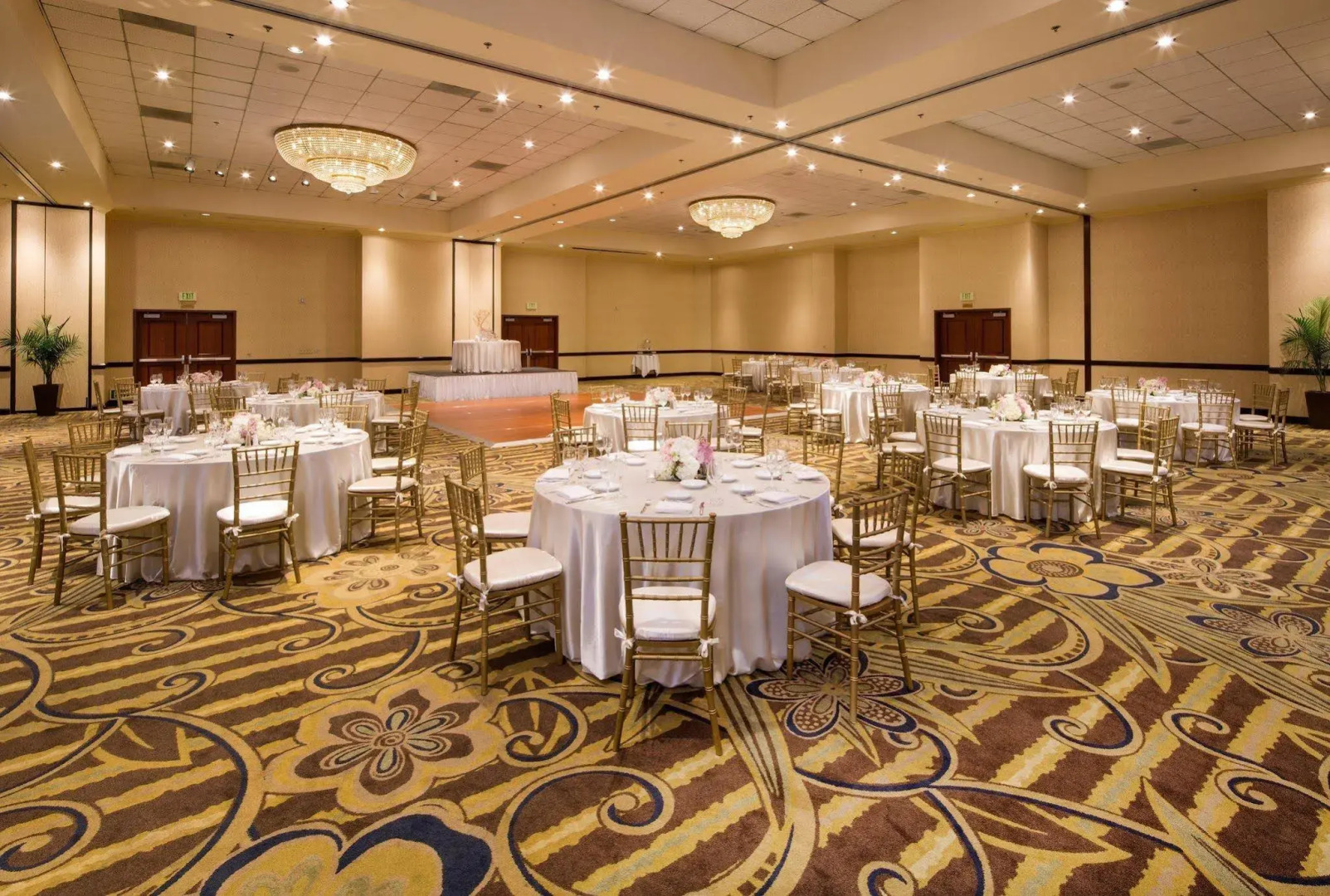 Hotel Zessa Orange County Airport, a DoubleTree by Hilton