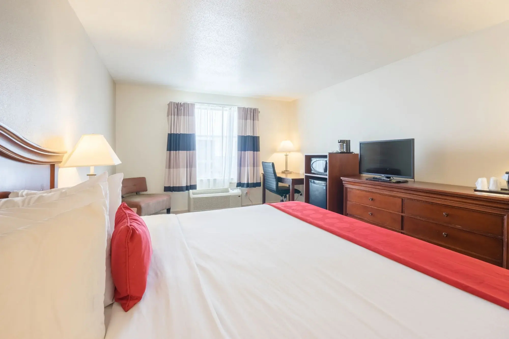 Cottonwood Suites Savannah Hotel & Conference Center