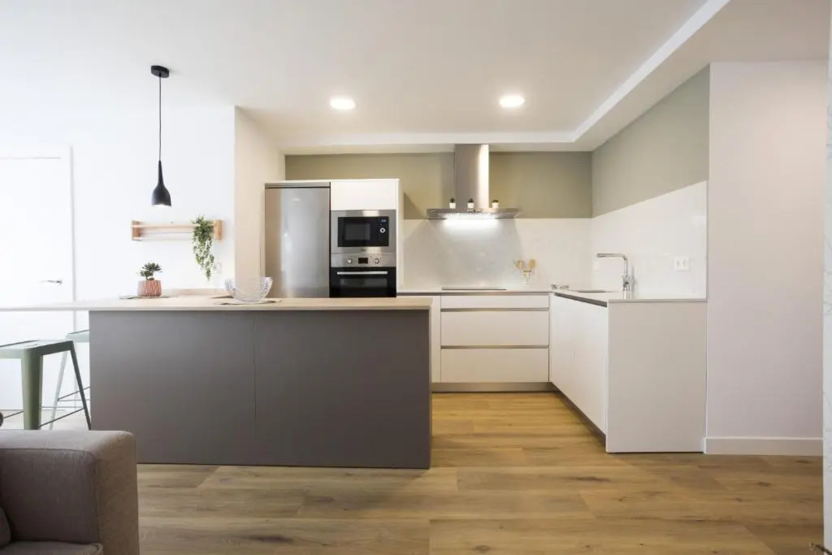 OLABIDE 2 by Smiling Rentals