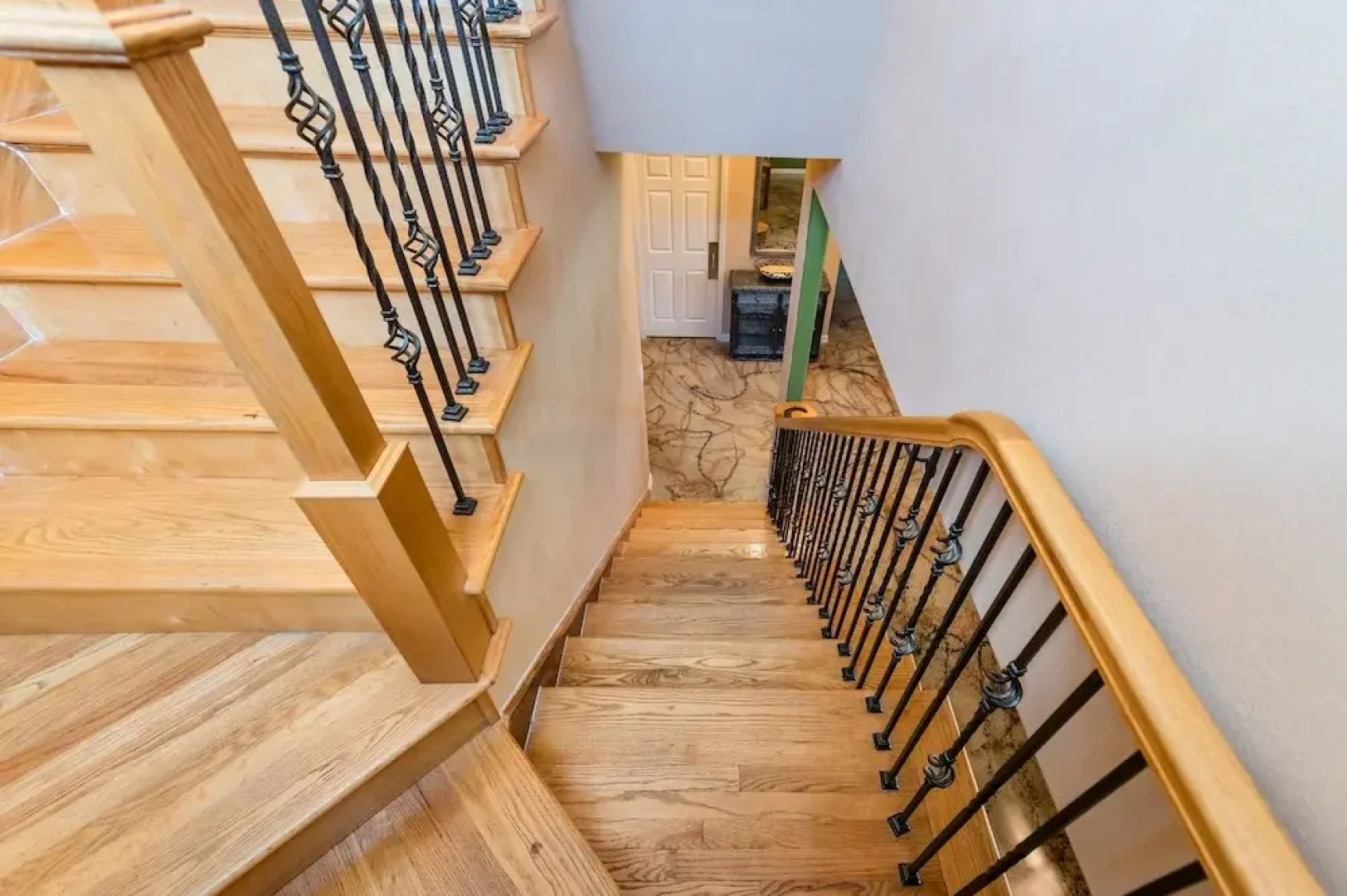 Chic Renovated Oasis: Disney & Universal Nearby 4 Bedroom Home by RedAwning