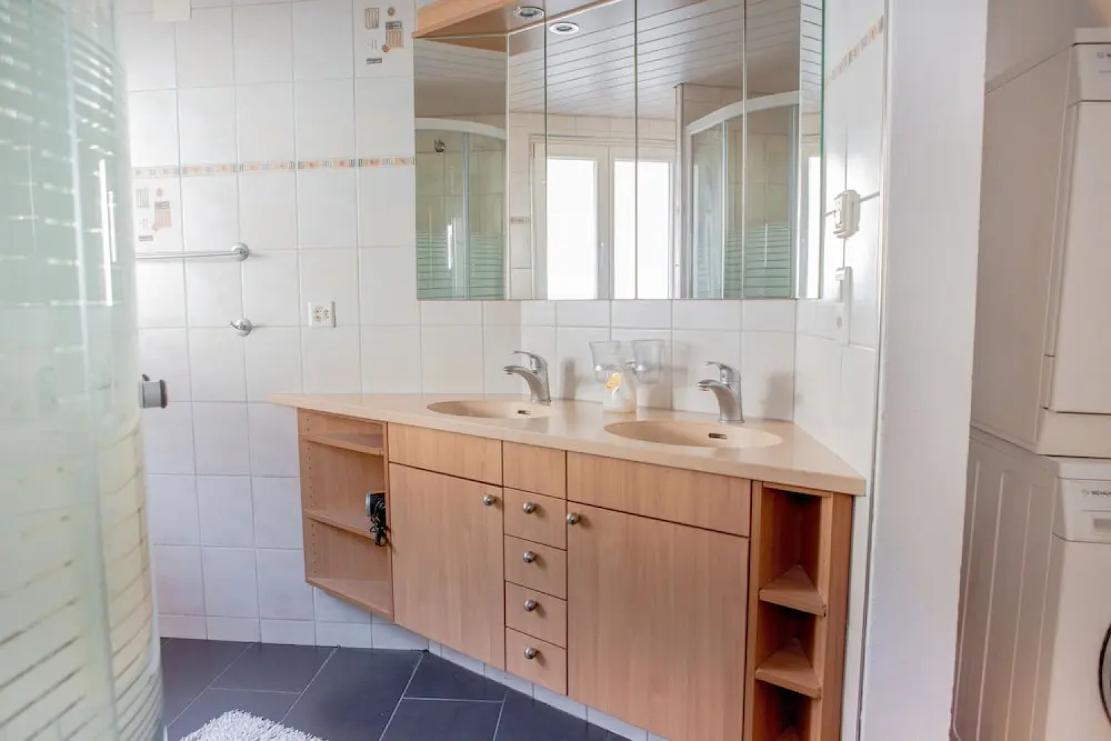 AirHosted - Weesen Holiday Rentals