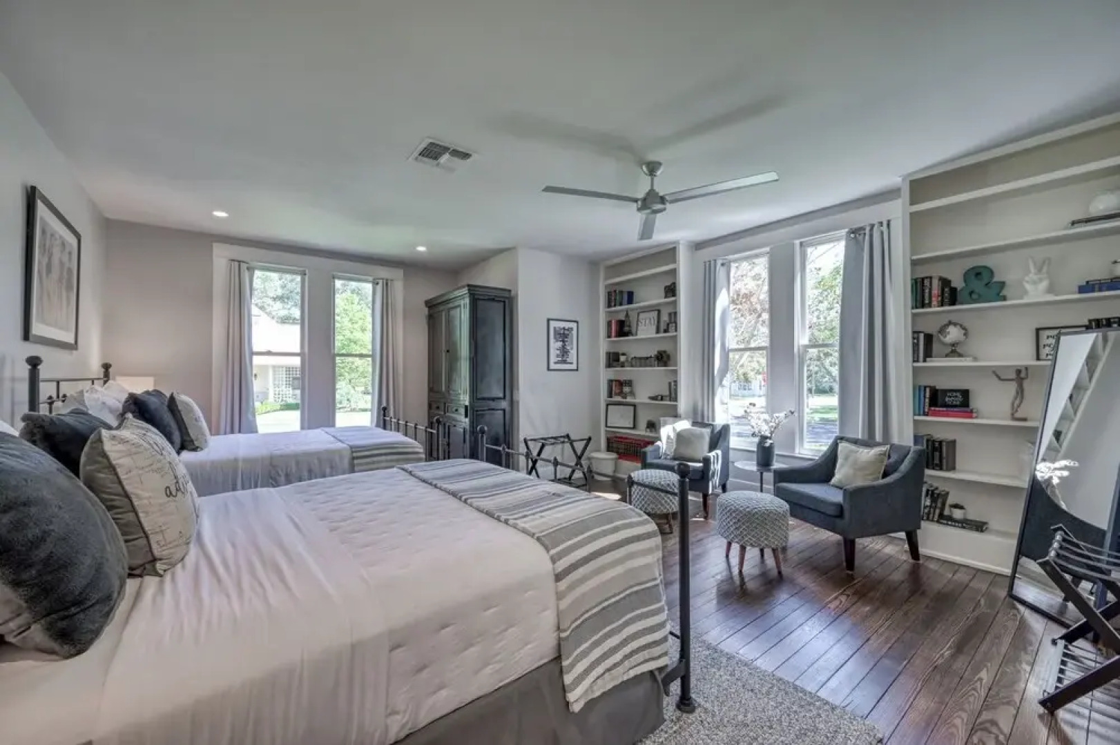 Modern Luxurious Home-w/game Room and Firepit!