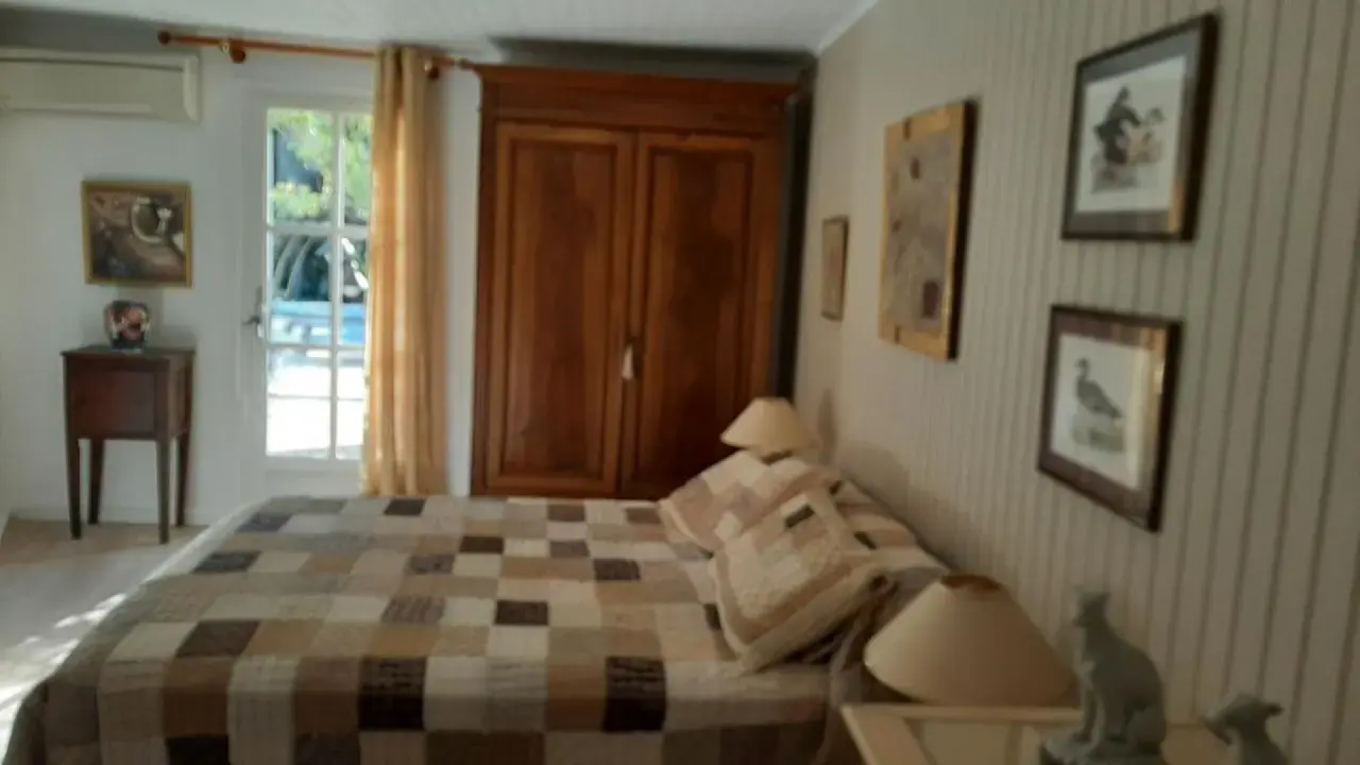 maison en pierre dans un écrin de verdure