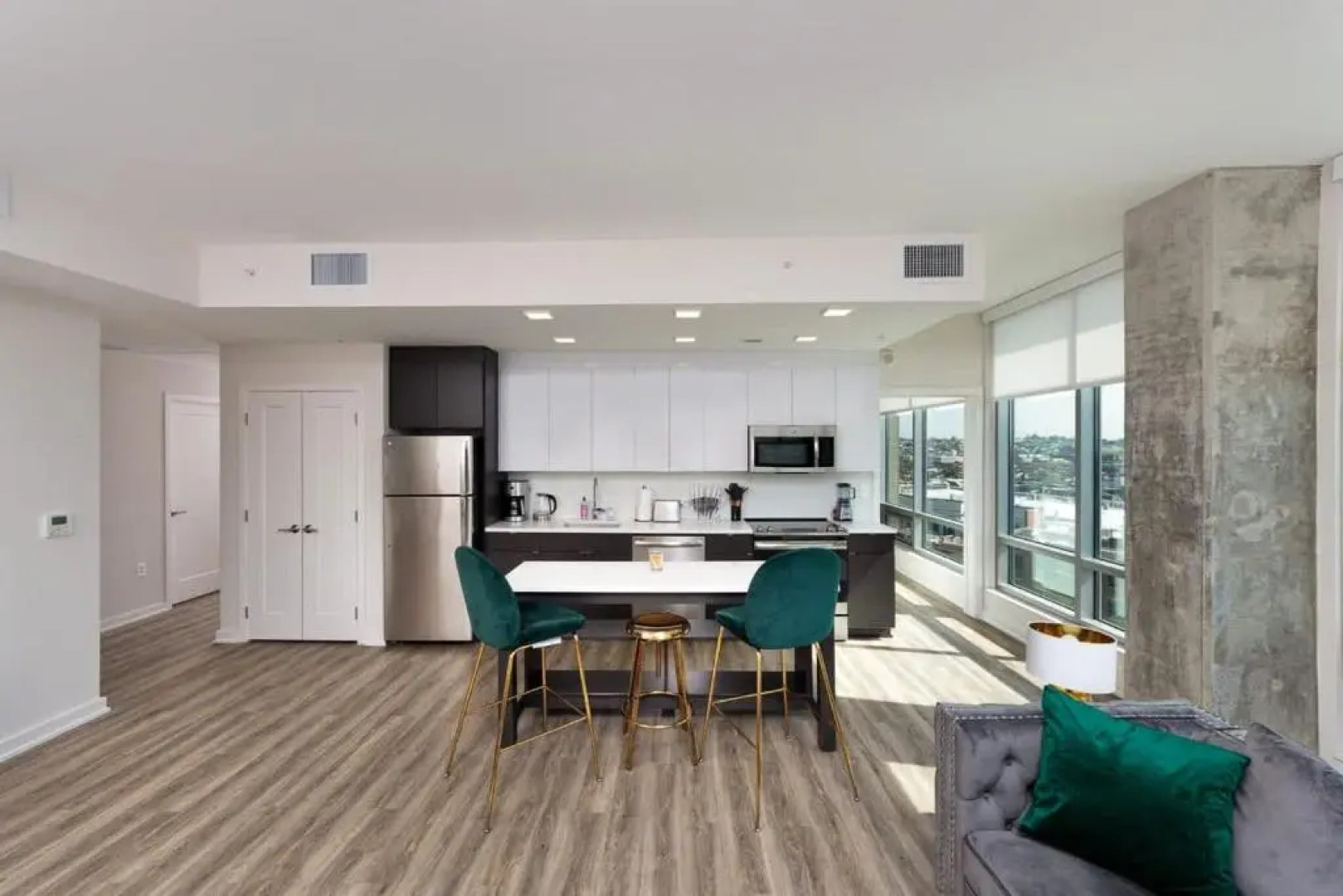 3BR Glass Suite With Gym & Pool By ENVITAE